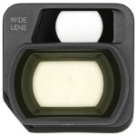 DJI Mavic 3 Wide-Angle Lens je širokougaoni objektiv od 15.5mm koji Vam omogućava da poboljšajte svoje slike i video zapise. Sa ovim objektivom instaliranim na Mavic 3, vidno polje Hasselblad objektiva može da se konvertuje sa 84 na 108° , sa ekvivalentnom žižnom daljinom od 15,5 mm. Ovo povećanje vidnog polja vašeg DJI Mavic 3 može se koristiti za snimanje dramatičnijih snimaka prirode ili za obuhvatanje više zgrada i ljudi u snimke urbanih i industrijskih područja.