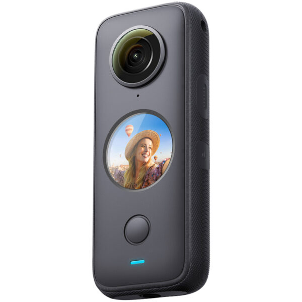 Insta360 One X2 kamera pruža potpuni 360° video uz pomoć dva širokougaona objektiva (180° svaki) visoke rezolucije od 5.7K. Poseduje displej osetljiv na dodir uz pomoć koga se mogu podešavati parametri kamere, pratiti snimak uživo, pregledati ranije snimljeni materijali.