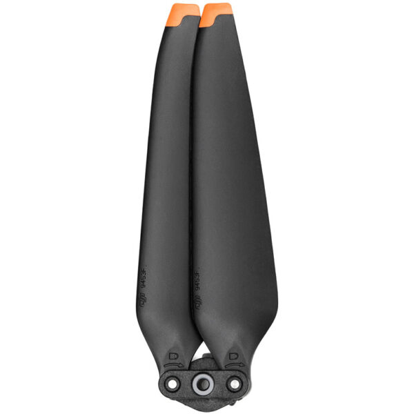 DJI Mavic 3 Low-Noise Propellers su par tihih propelera za DJI Mavic 3 dron. Napravljeni specijalno za Mavic 3, svaki propeler je napravljen tako da ima visoku aerodinamičku efikasnost. Smanjuju buku i potrošnju energije. U kutiji dobijate dva porpelera (jedan levi i jedan desni). Za ceo dron će Vam biti potrebna dva pakovanja propelera.