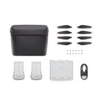 DJI Mini 3 Pro Fly More Kit uključuje dve inteligentne baterije za letenje, punjač za dvosmerno punjenje, kabl za prenos podataka, torbu za rame, rezervne propelere i šrafove.