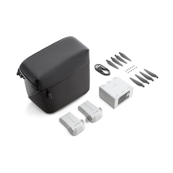 DJI Mini 3 Pro Fly More Kit uključuje dve inteligentne baterije za letenje, punjač za dvosmerno punjenje, kabl za prenos podataka, torbu za rame, rezervne propelere i šrafove.