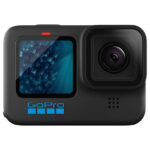 GoPro Hero 11 Black je vrhunska akciona kamera za snimanje dinamičnog POV videa u 5,3K 60fps. Unapređeni senzor može sa lakoćom da pravi fotografije od 27 MP, kao i 5.3K60 i 2.7K240 video. Digitalna stabilizacija HyperSmooth 5.0 obezbeđuje da vaš snimak ostane visokog kvaliteta, a takođe poseduje tehnologiju zaključavanja horizonta kako biste obezbedili da snimci budu ravni u svakom momentu. Zadnji i prednji LCD ekrani olakšavaju snimanje. Ugrađene Wi-Fi i Bluetooth mogućnosti automatski otpremaju vaše snimke i šalju ih na vaše uređaje za efikasno kreiranje sadržaja. Sama kamera je vodootporna do 10 metara bez potrebe za dodatnim kućištem. Dolazi sa punjivom baterijom od 1720 mAh sa poboljšanim performansama na niskim temperaturama.