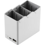 DJI Mini 3 Pro Two-Way Charging Hub je punjač za tri baterije i puni ih redom. Automatski prepoznjae bateriju sa najviše snage i prvo nju puni.