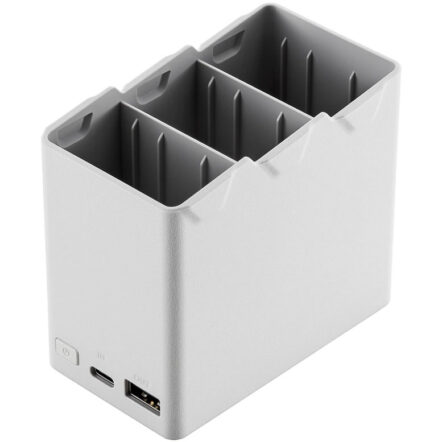 DJI Mini 3 Pro Two-Way Charging Hub je punjač za tri baterije i puni ih redom. Automatski prepoznjae bateriju sa najviše snage i prvo nju puni.