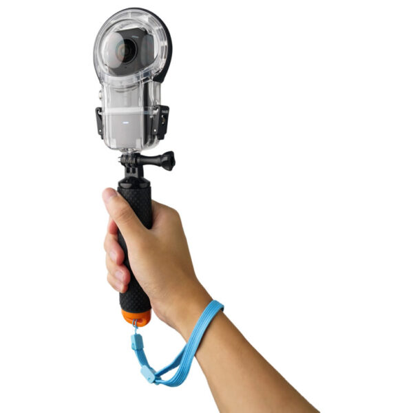Insta360 Floating Handle je plutajući nosač sa gumiranom drškom i trakom za zglob koji vam omogućava da stabilizujte svoju Insta360 akcionu kameru u vodi ili van nje.