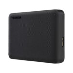 Toshiba 4TB Canvio Advance HDD poseduje USB 3.2 Gen 1 tehnologiju. Odlikuje ga kompaktan i lagan dizajn sa jedinstvenom crnom teksturom.
