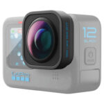 GoPro Max Lens Mod 2.0 se postavlja umesto fabričkog stakla objektiva na GoPro Hero 12 Black.