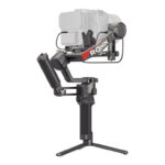 DJI RS 4 Pro je novi DJI Gimbal koji je napravljen od karbonskih vlakana. Ima nosivost od 4,5 kg, kao i robusnu snagu i obrtni moment.