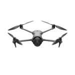 DJI Mavic 4 Pro dron – pogled s prednje strane sa preklopljenim propelerima